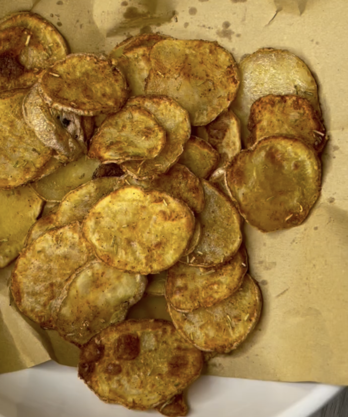 Chips di patate croccanti in friggitrice ad aria