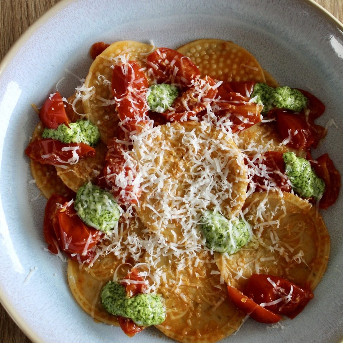 Corzetti con pomodorini, pesto di rucola e ricotta salata