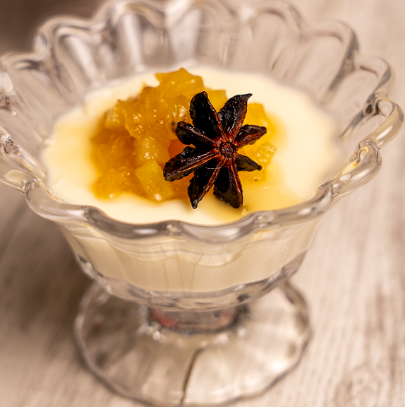 Panna cotta con anice stellato e ananas caramellata