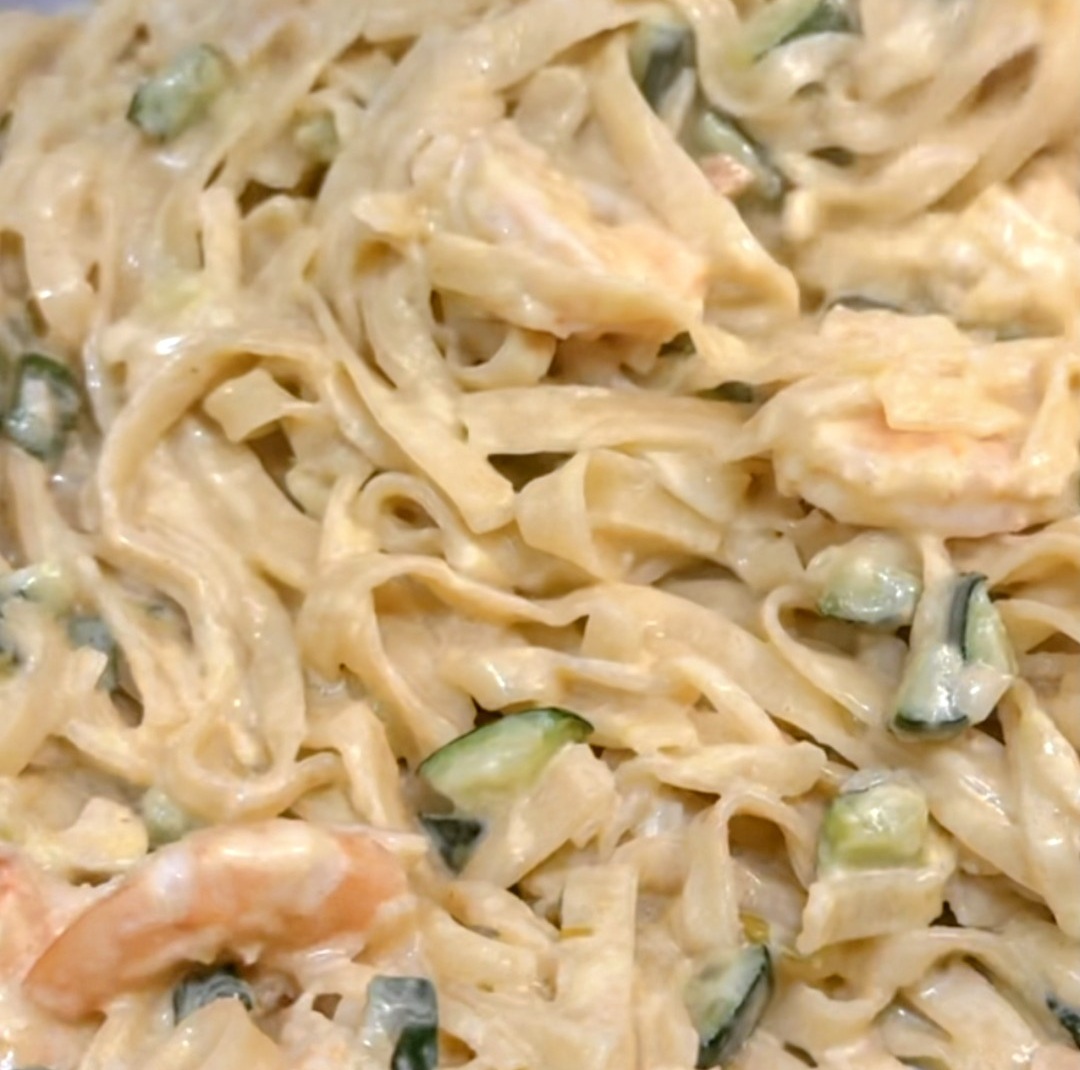 Flat noodles con gamberi al curry thailandese