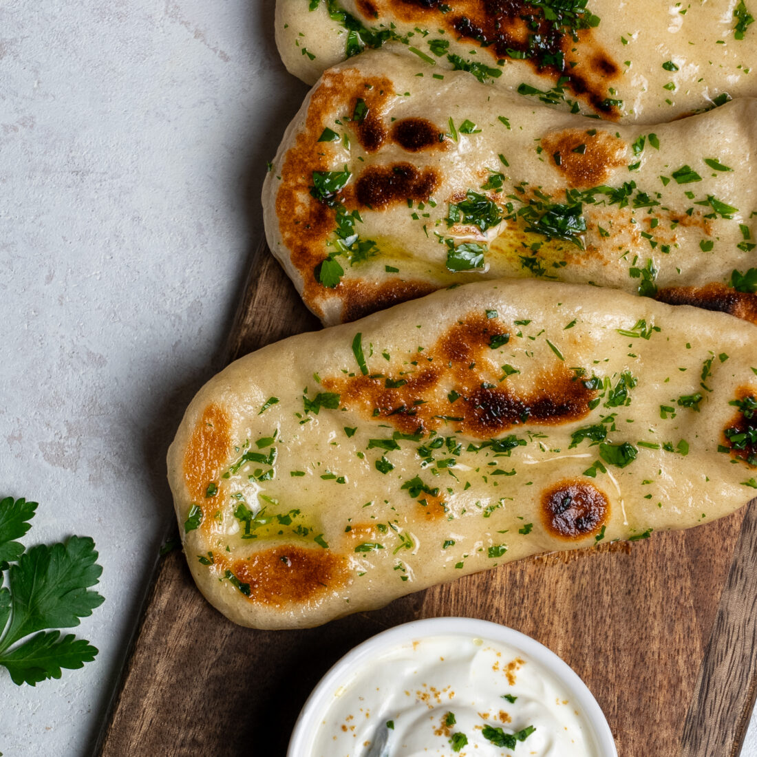 Pane naan al cumino con salsa allo yogurt