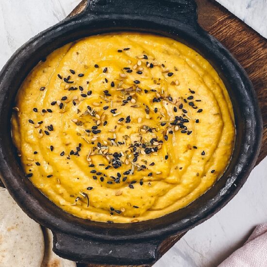 Hummus speziato con pita fatta in casa