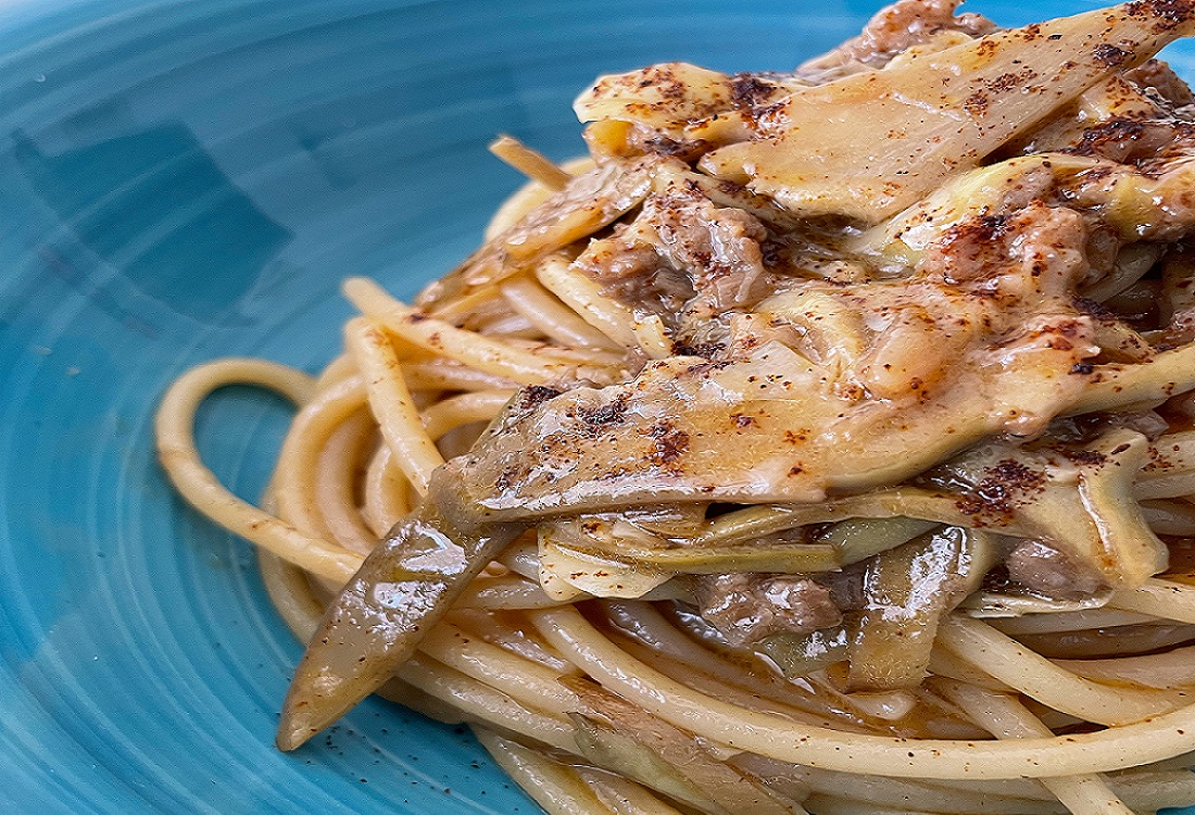 Spaghetti carciofi, salsiccia e peperoncino Panca