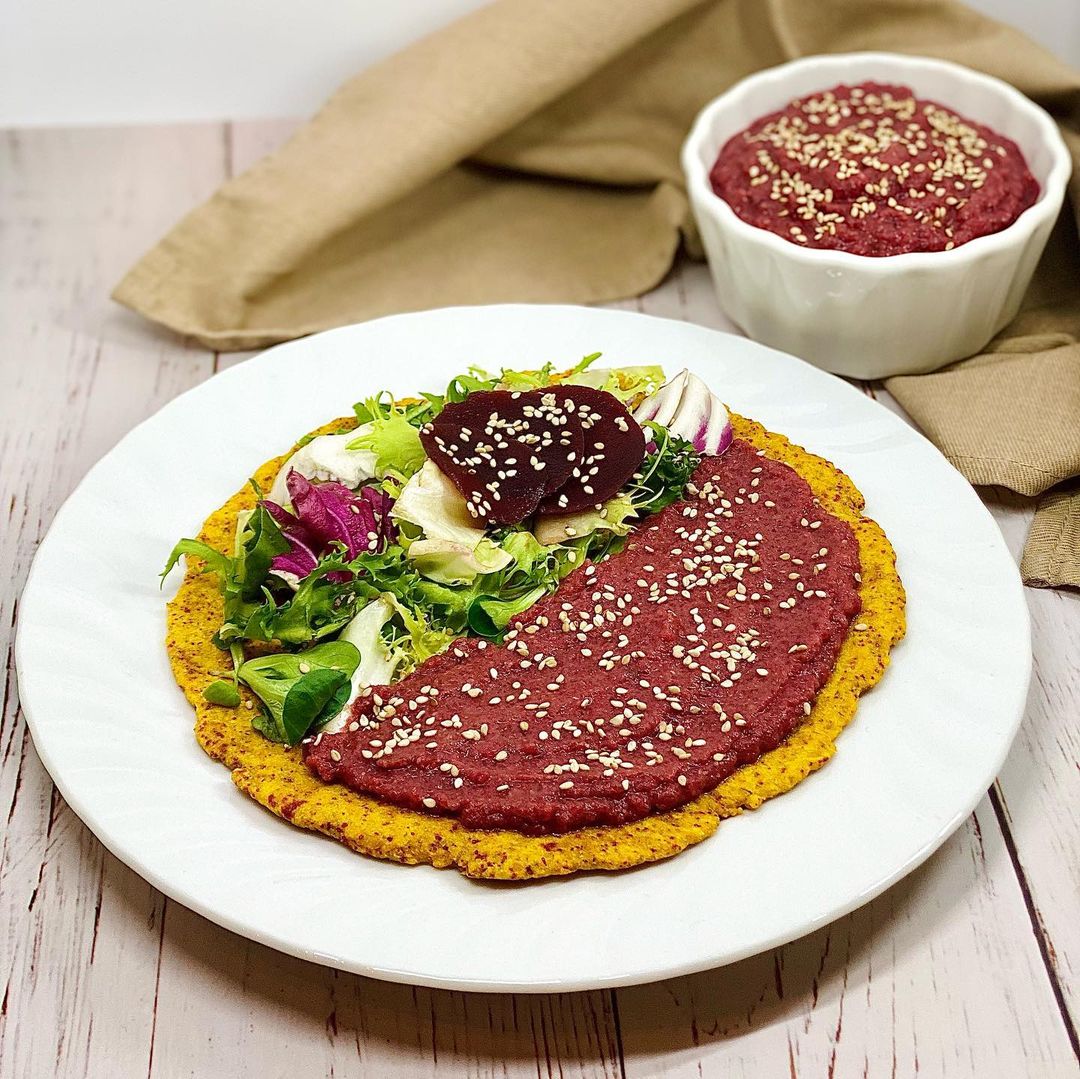 Tortilla alla curcuma con hummus di lenticchie e barbabietole
